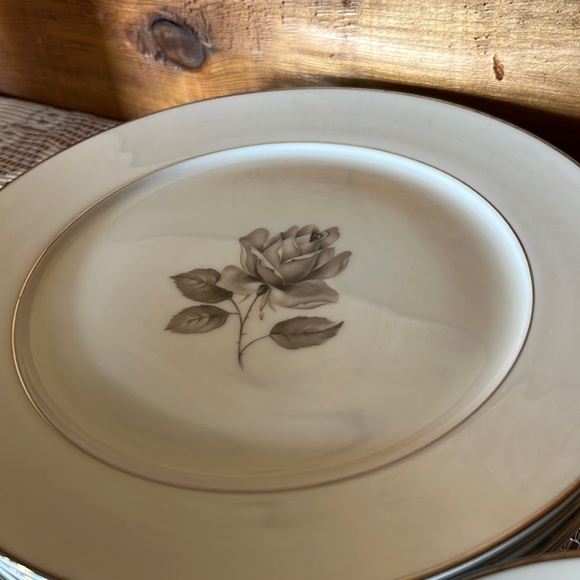Queen Anne China Plate Set - Picture 5 of 5